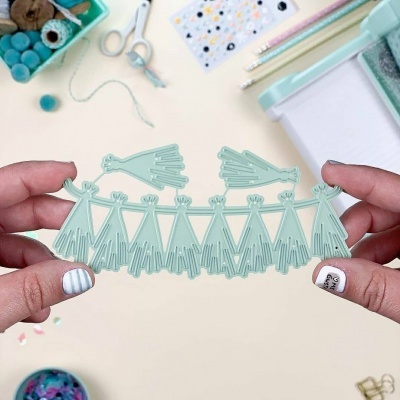 Molde de corte verde claro para artesanato com figuras de raminhos às mãos