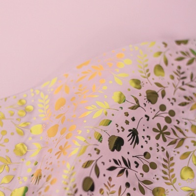 Papel de embrulho rosa com padrão floral dourado metálico