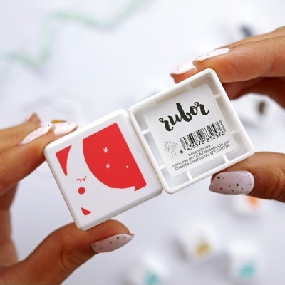 Pequeno recipiente branco para rubor com tampa estampada e código de barras