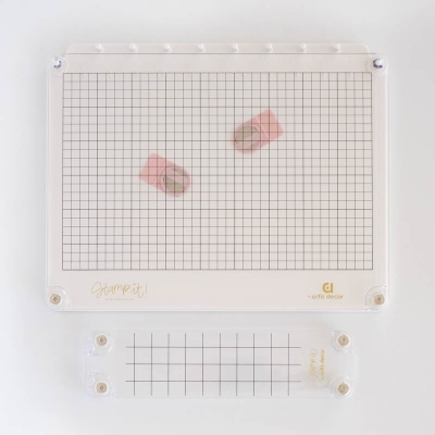 Duas bases transparentes com grelha preta e texto dourado Stamp it! artis decor