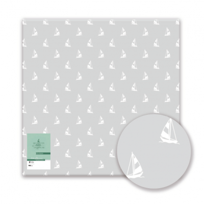 Lençol cinzento com veleiros brancos padronizados e etiqueta verde