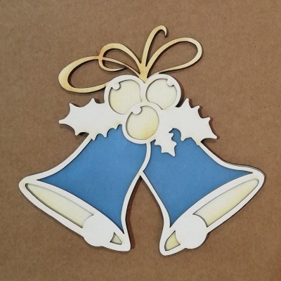 Decoração de Natal de madeira em forma de sinos azuis com folhas e bagas