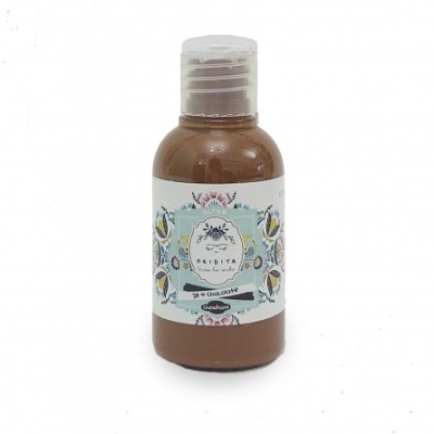 Garrafa pequena de plástico castanha com etiqueta floral e texto