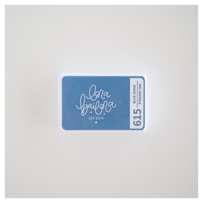 Etiqueta adesiva azul e branca com texto e número em superfície branca