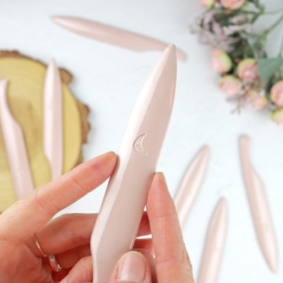 Ferramentas de manicure rosa claro com símbolo de lua