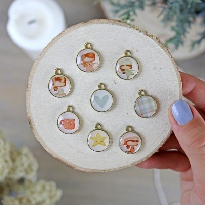 Pendentes redondos com desenhos variados sobre base de madeira clara