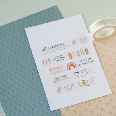 fita adesiva decorativa com textos em castelhano e português e cartolinas coloridas