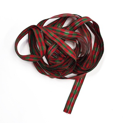 Fita têxtil às riscas vermelha, verde e preta enrolada