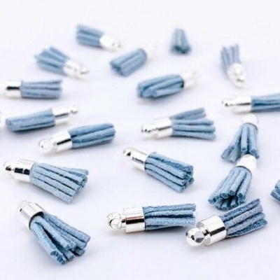 Pompons pequenos de camurça azul clara com acabamento metálico prateado