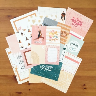 Conjunto de cartões e folhas decorativas coloridas sobre madeira