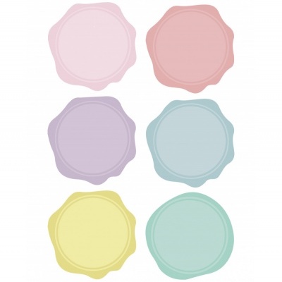 Seis etiquetas ou autocolantes coloridos em formas de selo ondulado, em cores pastéis.