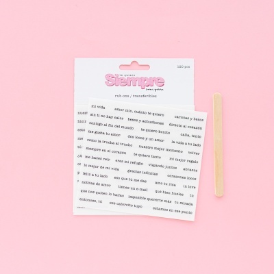 Tatuagens temporárias com frases em espanhol e espátula em fundo rosa