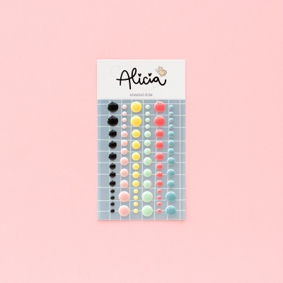 Pacote de botões esmaltados Alicia em várias cores sobre fundo rosa