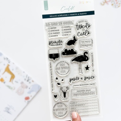 Conjunto de selos acrílicos com frases em espanhol e desenhos em embalagem plástica transparente