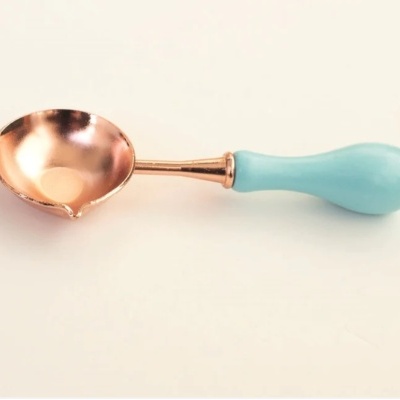 Colher de gelo com cabo azul claro e concha em cobre