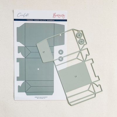 Molde de papel impresso e matriz de corte metálica para artesanato sobre fundo claro