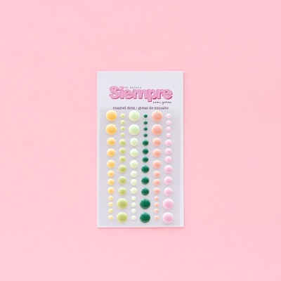 Cartela de pedras decorativas autocolantes de várias cores sobre fundo rosa