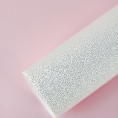 Barra branca texturada em fundo rosa