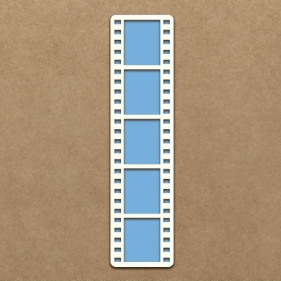 Tira de filme fotográfico branca com quadrados azuis sobre fundo castanho