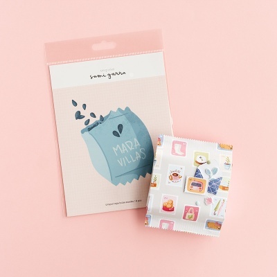 Dois cadernos pequenos coloridos sobre fundo rosa