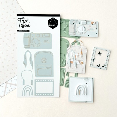 Conjunto de carimbos com tema fotográfico em tons pastel sobre mesa clara