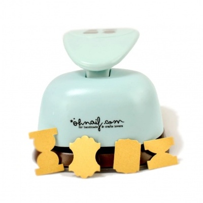 Pregador de papel azul claro com formas amarelas destacadas