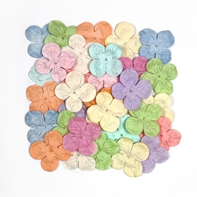 Flores artificiais coloridas em fundo branco