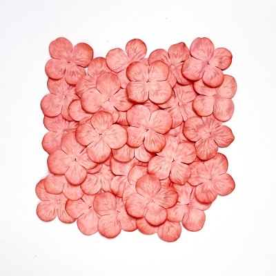 Conjunto de flores artificiais cor-de-rosa com cinco pétalas