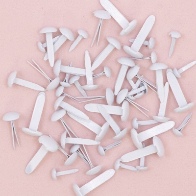 Tachinhas brancas com cabeça arredondada sobre fundo rosa