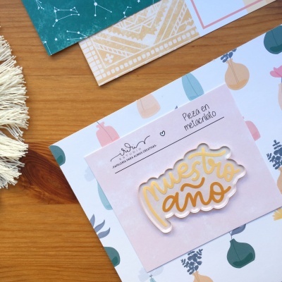 Broche em metacrilato com texto 