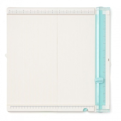 Prancha cortadora de papel branca com régua azul e marcações em centímetros