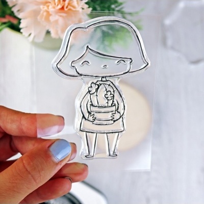 Carimbo transparente em silicone com desenho de menina segurando vaso de flor