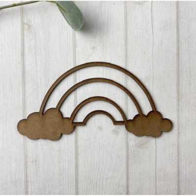 Decoração em madeira em forma de arco-íris com nuvens