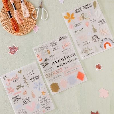 Folhas de autocolantes com design natural e novelos de linha colorida sobre fundo claro