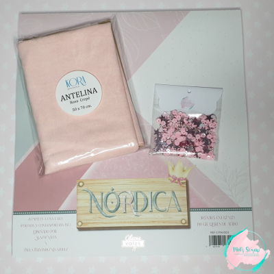 Conjunto para artesanato com tecido rosa crepe Kori Antelina, lantejoulas rosa e papel de fundo com texto NÓRDICA