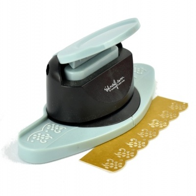 Perfurador de papel decorativo cinza claro e preto com papel dourado perfurado