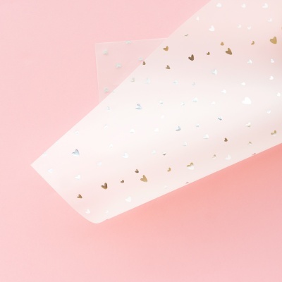Rolo de papel de embrulho translúcido com corações metálicos