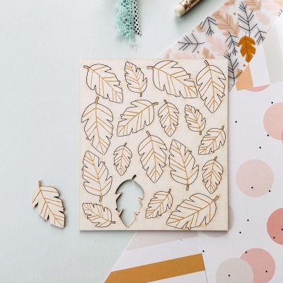 Conjunto de stencil de folhas em madeira, lápis e papéis decorativos coloridos