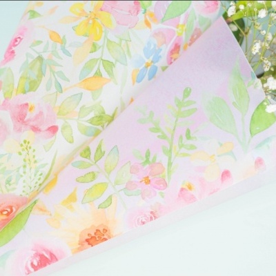 Papel de embrulho floral colorido em tons pastel com flores brancas