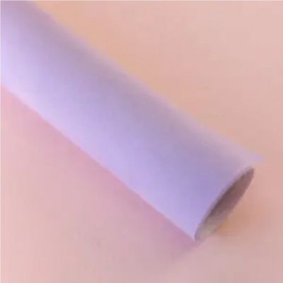 Tubo cilíndrico de papel branco sobre superfície bege