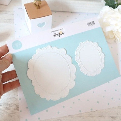 Par de molduras decorativas brancas em cartão azul claro