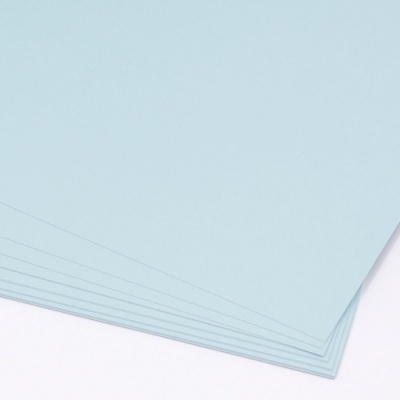 Folhas de papel azul claro empilhadas