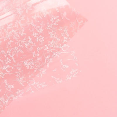 Tecido transparente com padrão floral branco sobre fundo rosa claro