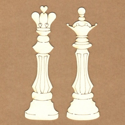 Duas peças de xadrez bege claro em fundo castanho