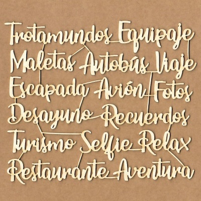 Palavras em madeira relacionadas a viagens em fundo castanho claro