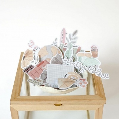 Recortes decorativos em papel em cima de cadeira de madeira clara