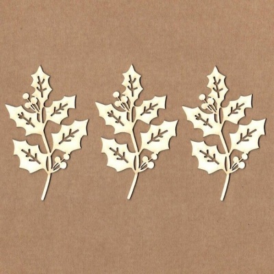 Três apliques decorativos de madeira em forma de ramos com folhas e bagas