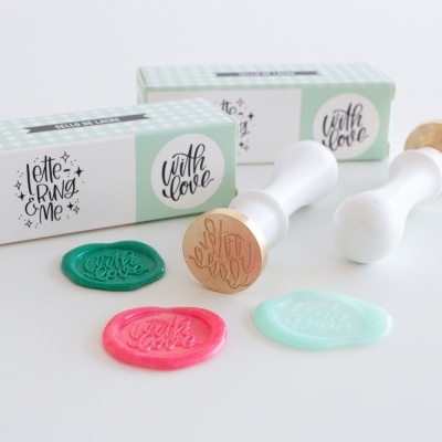 Carimbos para lacres com selos coloridos e caixas de embalagem