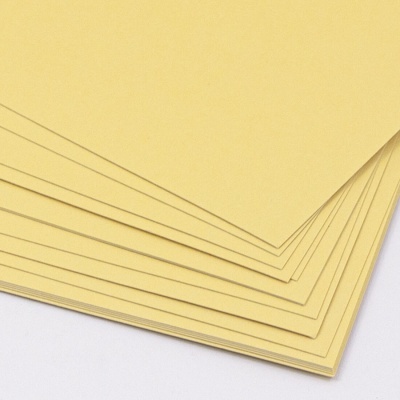 Folhas de papel amarelo claro empilhadas