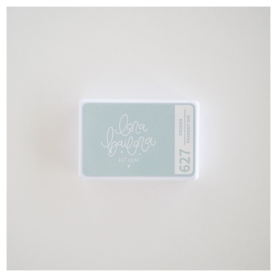 Embalagem branca com rótulo azul-claro e texto 